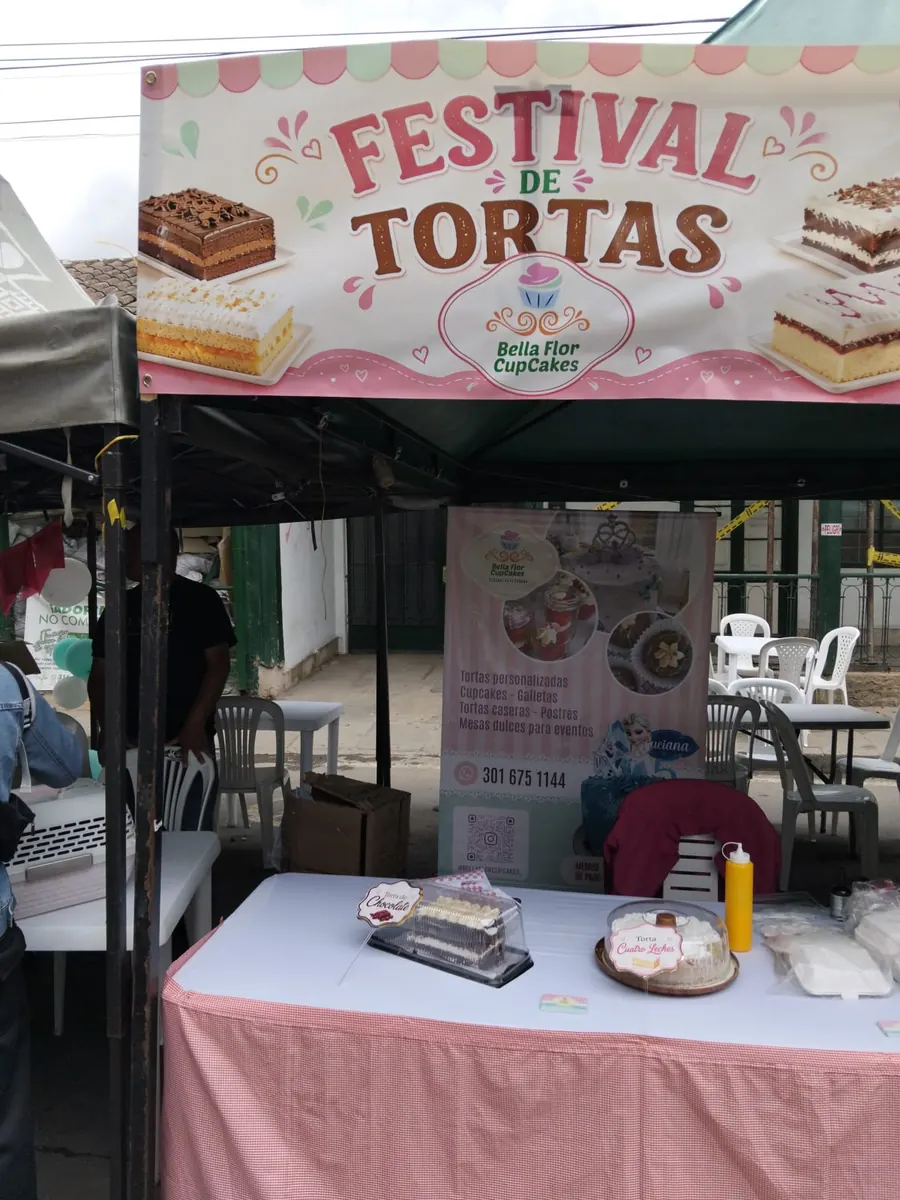 Carpa con el cartel Festival de Tortas de Carolina, en Colombia