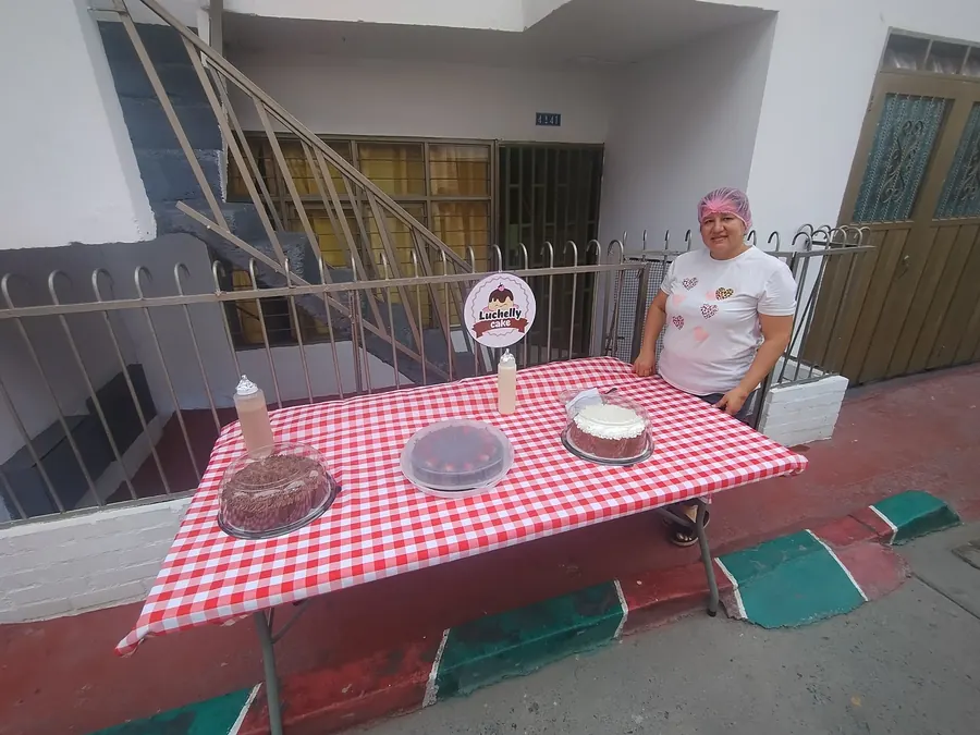 Mesa del festival de Lucelly con tortas y porciones