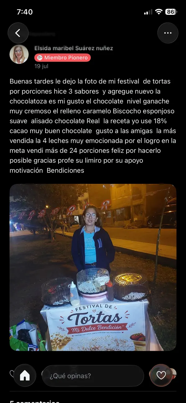 Alumna muestra en la comunidad la foto de su festival